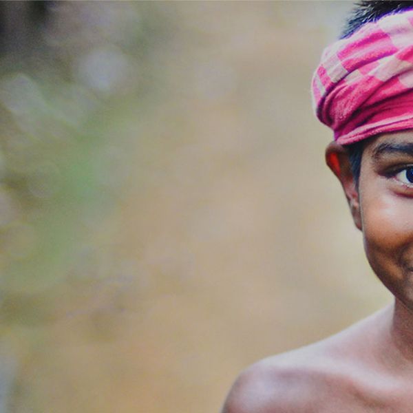 Kid smiling to the camera