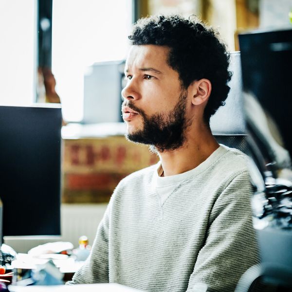 homem preto usando o computador